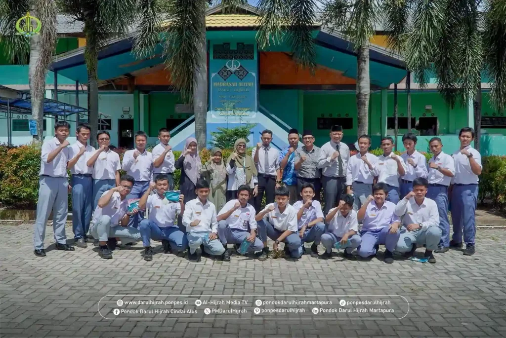 Perfotoan bersama usai pelaksanaan oecd pisa 2025 di MA Darul Hijrah Cindai Alus Martapura