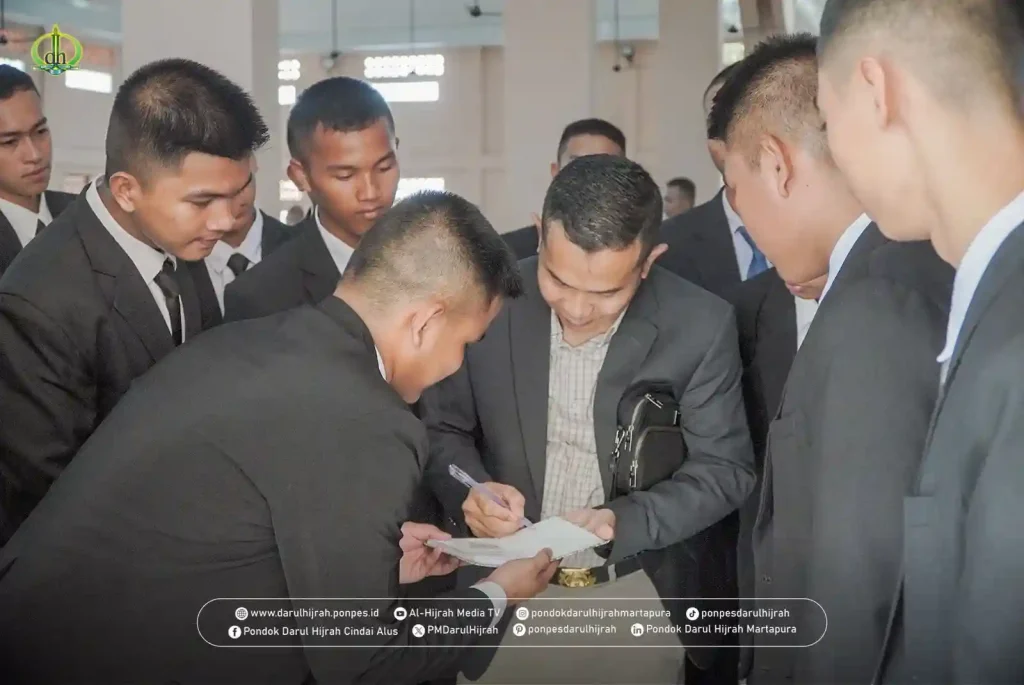 ust. zulkarnaen memberikan tandatangannya setelah kegiatan pembekalan santri akhir tentang pemimpin masa depan