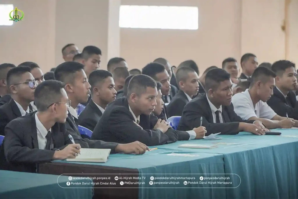 santri mendengarkan materi tentang pemimpin masa depan