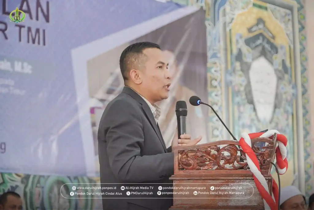 ust. zulkarnai di mimbar menyampaikan materi pemimpin masa depan