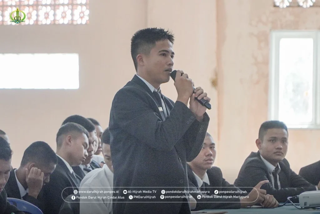 santri akhir menyampaikan pertanyaan pada kegiatan pemimpin masa depan