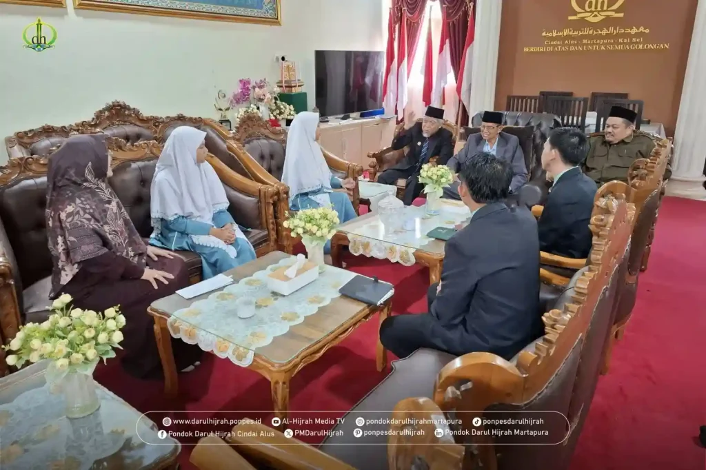 pengabdian gontor terlihat menyimak arahan Pimpinan Pondok Darul Hijrah