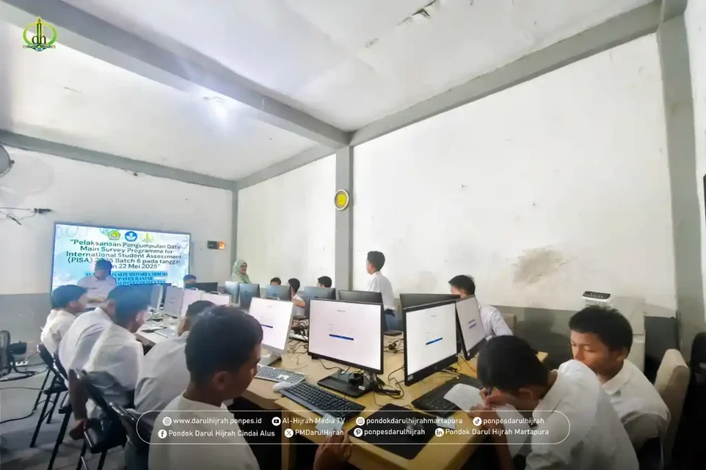 para santri sedang serius dalam melaksanakan survey pisa 2025
