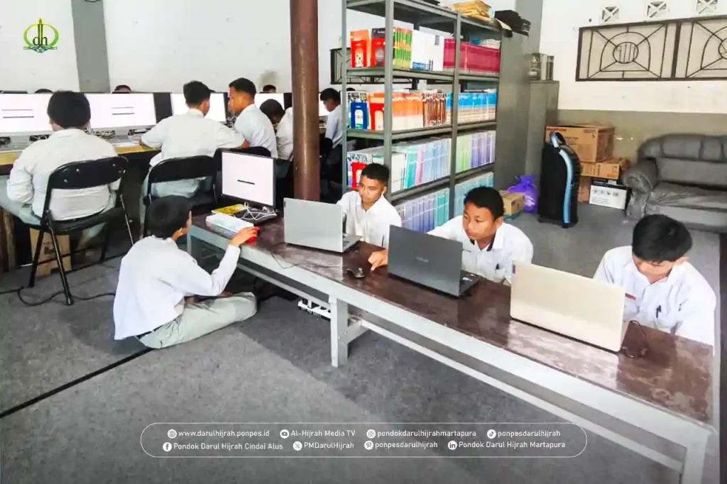 santri MA Darul Hijrah sedang mengisi survey pisa 2025