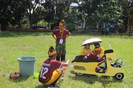 para santri MTs Darul Hijrah mengikuti kegiatan Roket Air Fisika pada Kalphyco 2025