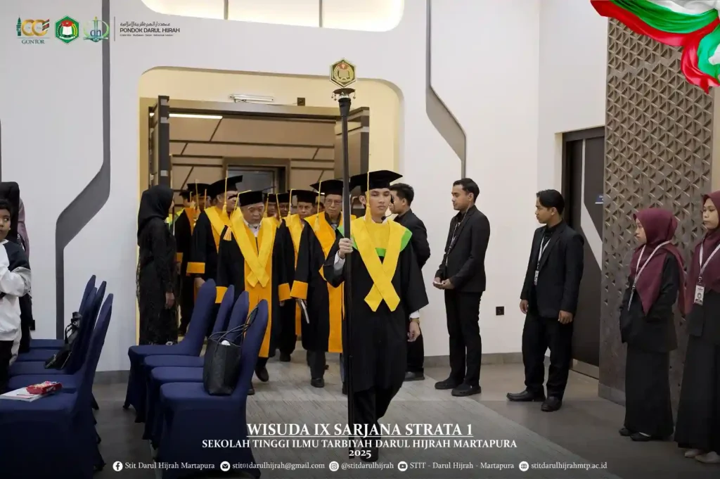 tongkat pedel wisuda yang dibawa pedel pada kegiatan wisuda ix STIT Darul Hijrah Martapura mmasuki ruangan senat terbuka