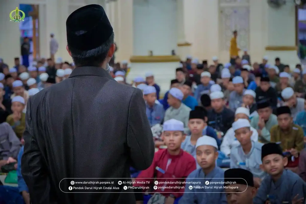 ust. Rifki nur hadi mengumumkan informasi santri yang berprestasi pada kegiatan Pekan ujian bahasa arab tahun 2025