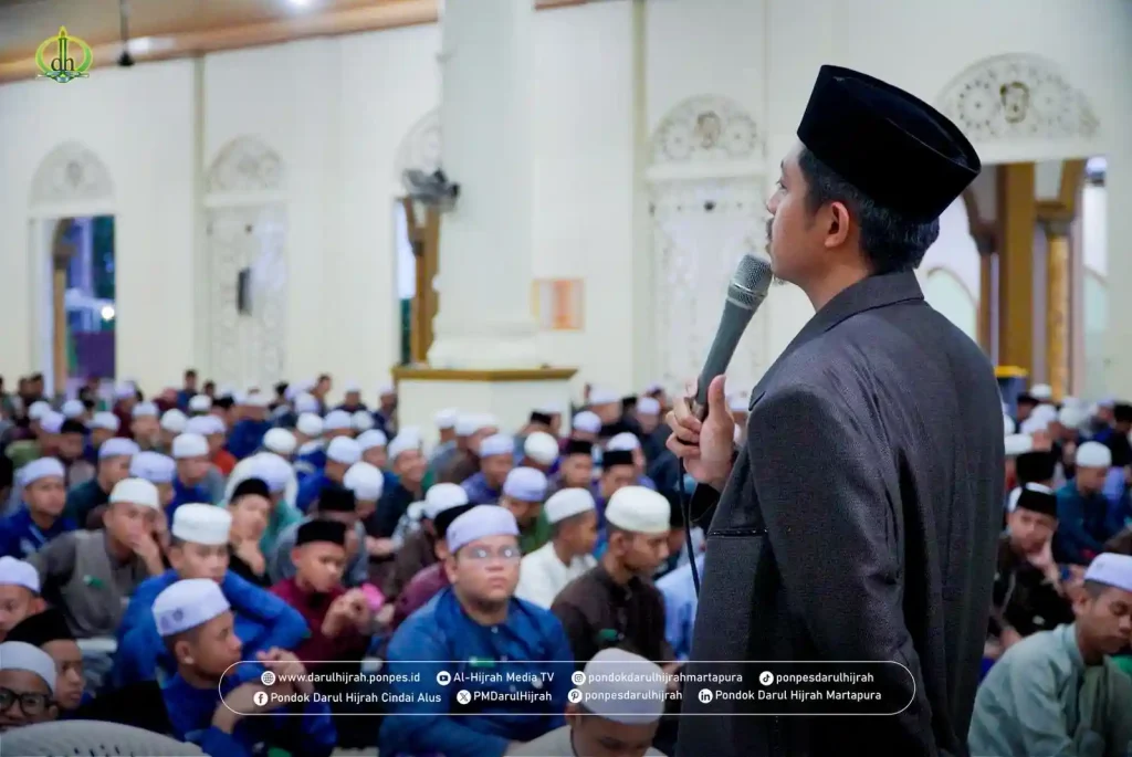 ust. Rifki nur hadi mengumumkan santri yang berprestasi pada kegiatan Pekan ujian bahasa arab tahun 2025