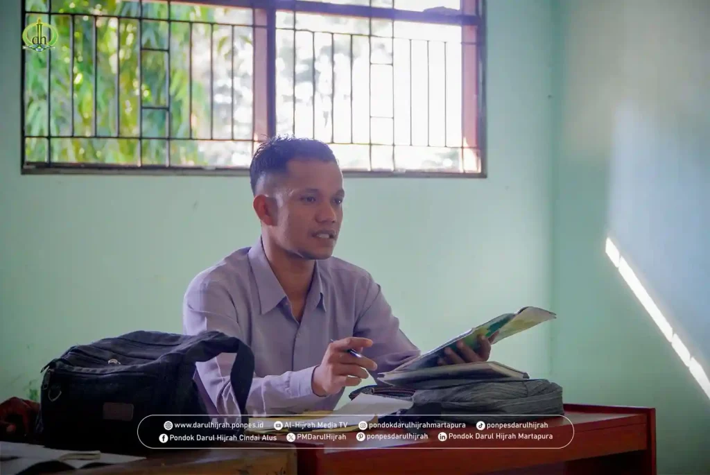 penguji mengajukan pertanyaan kepada para santri yang mengikuti kegiatan ujian syafahi dan tahriri