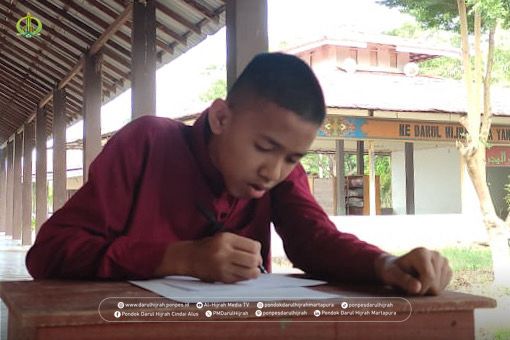 santri sedang mengerjakan soal pada Ujian Tertulis di Pondok Darul Hijrah 2 Banjarbaru