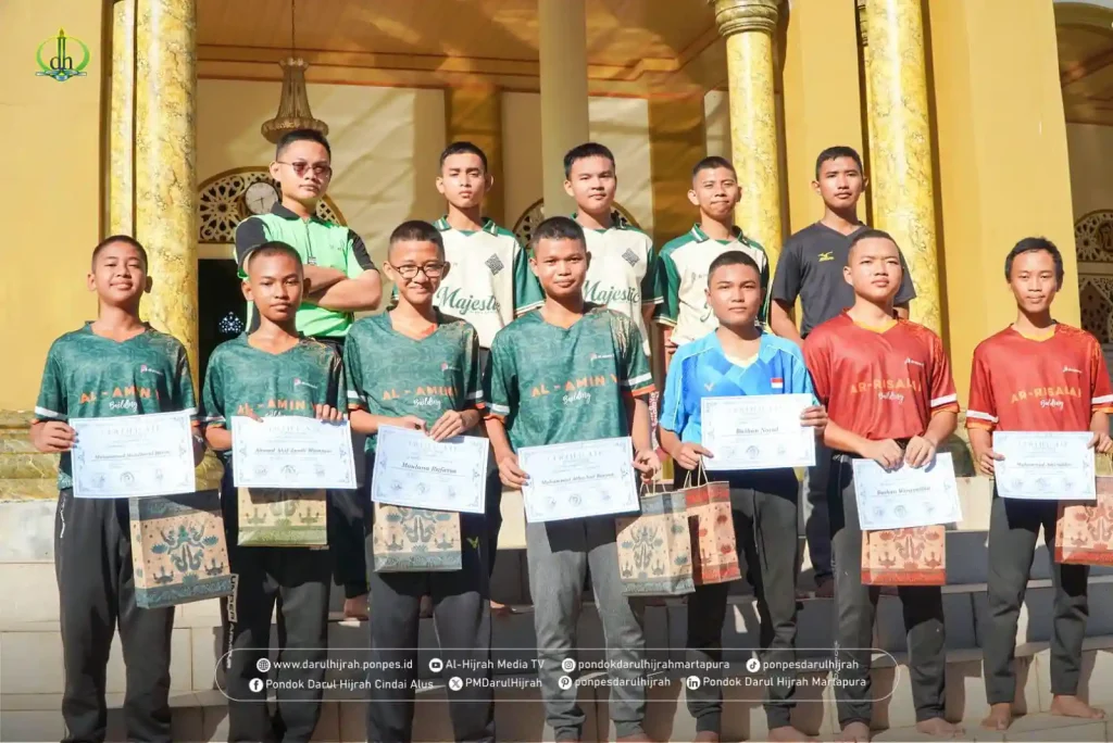 penerima penghargaan para santri berprestasi pada kegiatan evaluasi mingguan