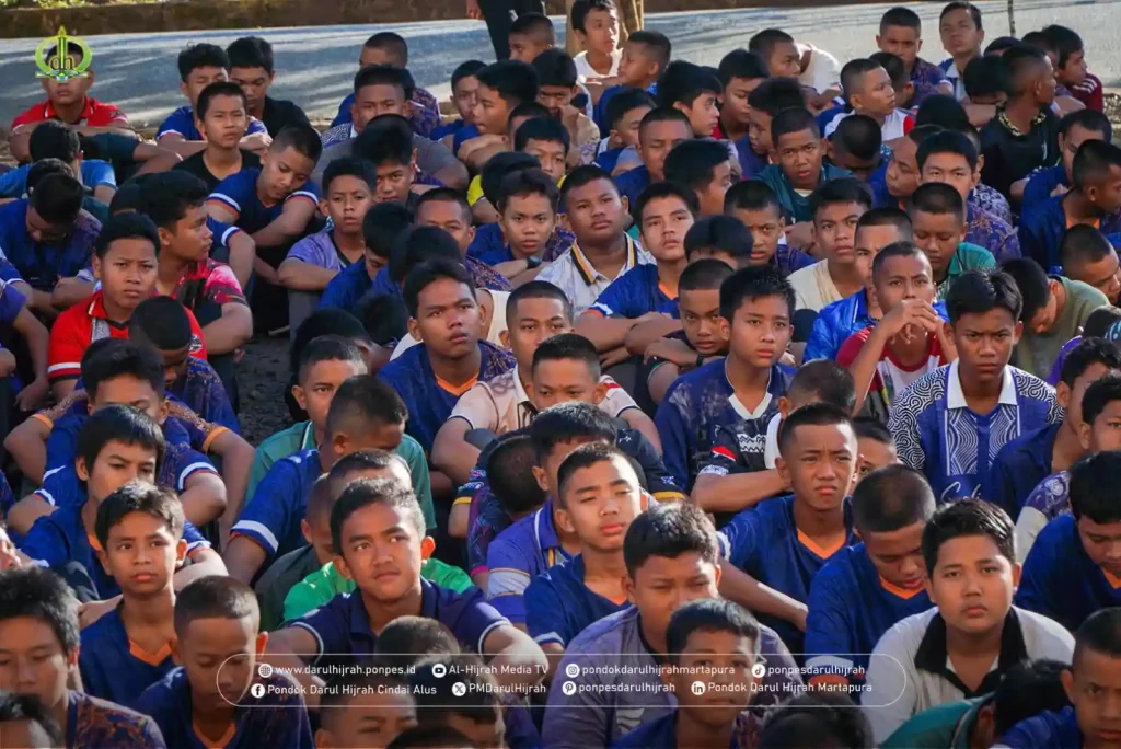 para santri menyimak arahan pada evaluasi mingguan