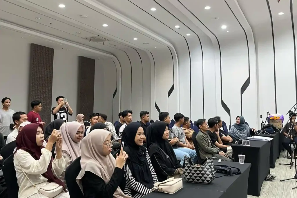 para sarjana bersiap siap pada gladi wisuda