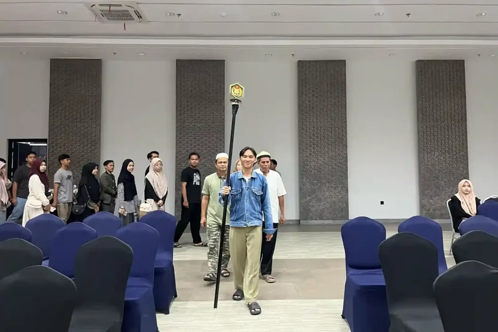 iring iringan senat pada gladi wisuda