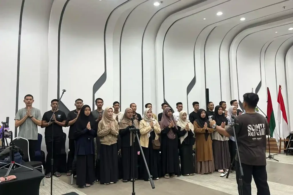 latihan paduan suara pada gladi wisuda