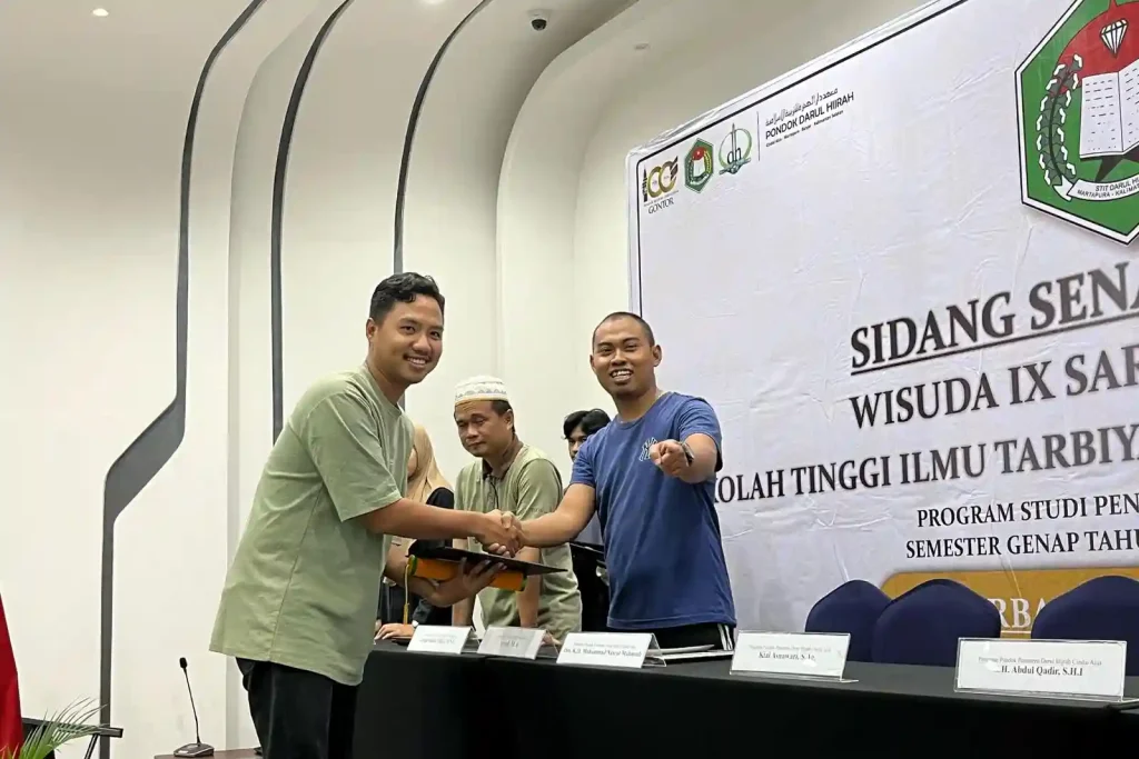 pemindahan toga pada gladi wisuda