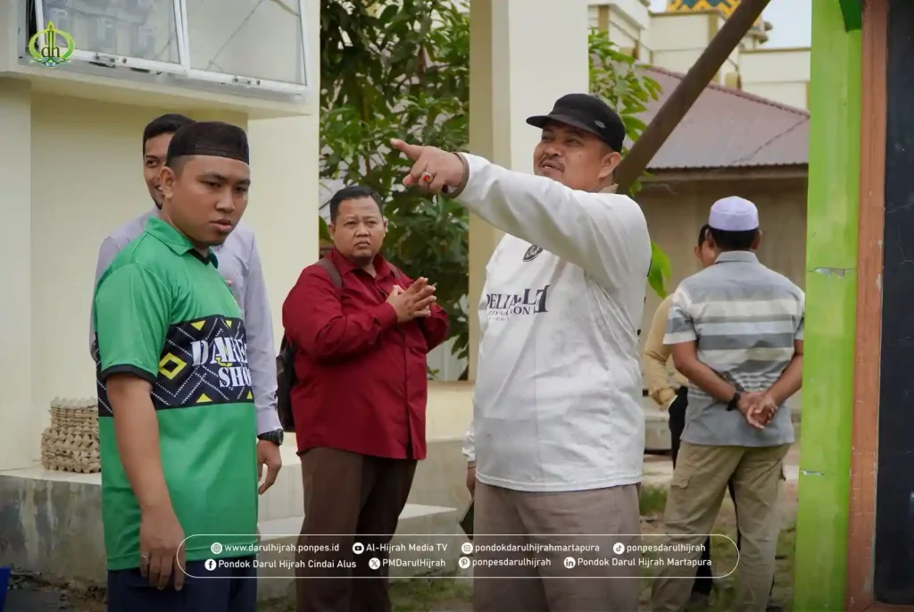 perencanaan pembangunan pagar pondok pesantren dengan peninjauan lokasi pagar yang rencana akan dipasang di Pondok Darul Hijrah Cindai Alus oleh Pimpinan dan bagian-bagian serta kepala-kepala sekolah