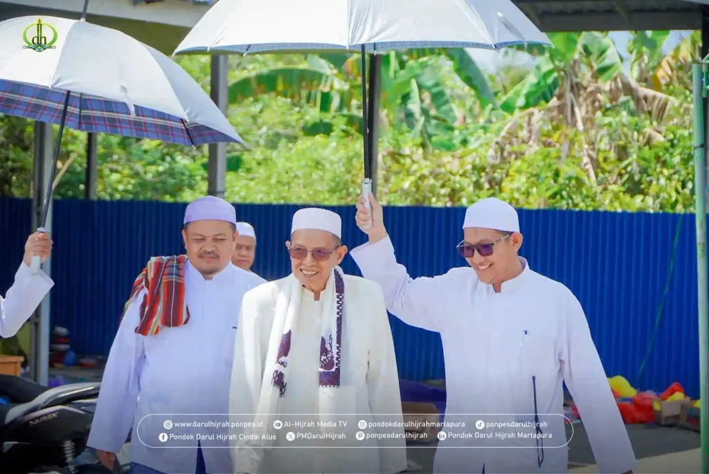 Ust. H. Ahmad Fahrurrazi memberikan pelayanan payung kepada Pimpinan Pondok Darul Hijrah pada kegiatan peringatan haul KH. Mukhtar