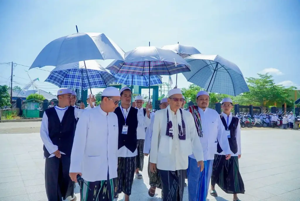 Pimpinan Pondok Darul HIjrah disambut di kegiatan peringatan haul K.H. Mukhtar