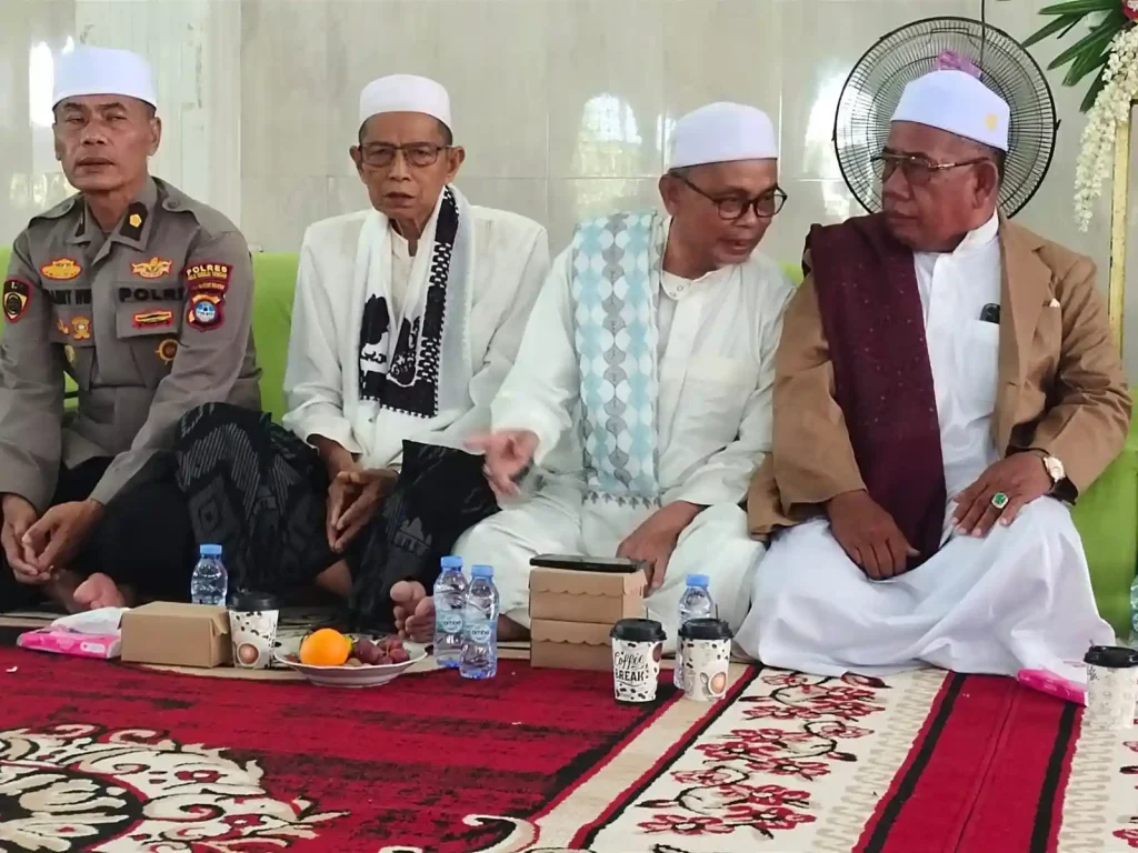Pimpinan Pondok Darul Hijrah (surban putih) disamping pengasuh Ponpes Ibnul Amin Pemangkih pada kegiatan peringatan haul K.H. Mukhtar