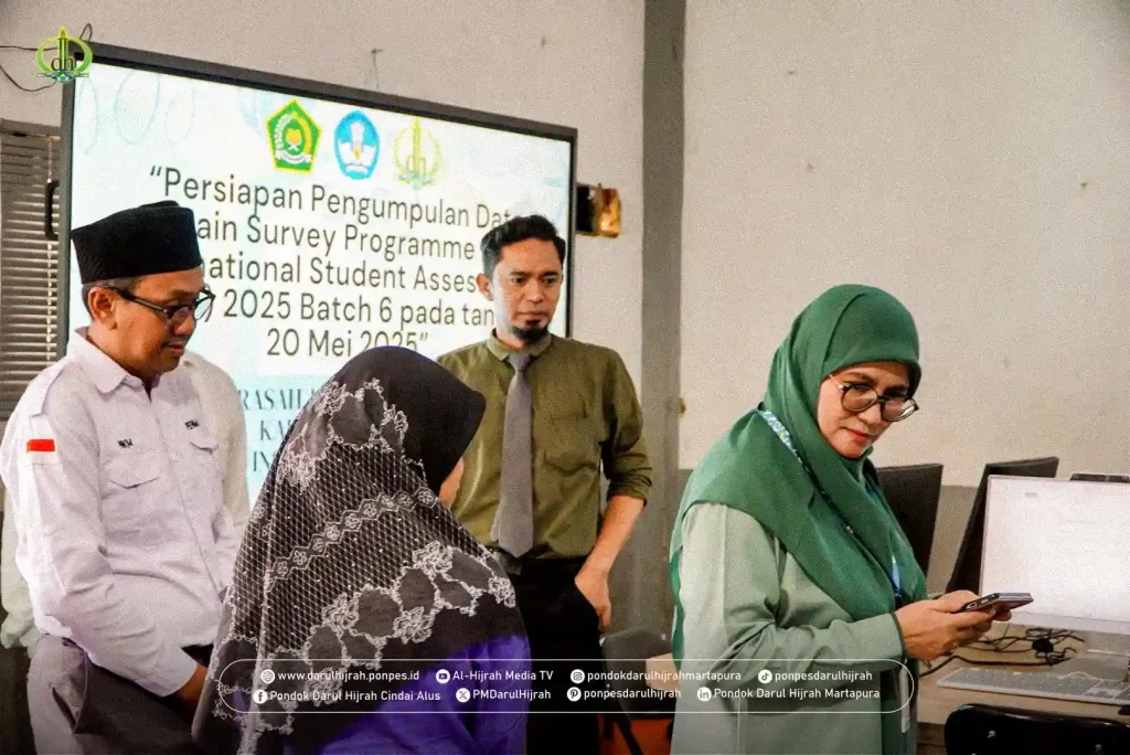 peninjauan persiapan pisa 2025 indonesia di MA Darul Hijrah Oleh Pusmendik Kemendikbud RI, Kemenag Kabupaten, dan Kemenag Kalsel di ruangan yang sudah disiapkan