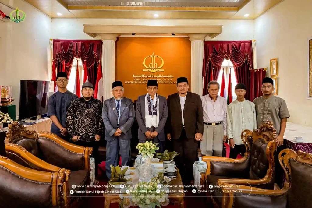 Foto Bersama saat pimpinan memberikan sambutan kunjungan silaturahmi pada rombongan Pesantren Taruna Al Qur'an di Pondok Darul Hijrah Cindai Alus