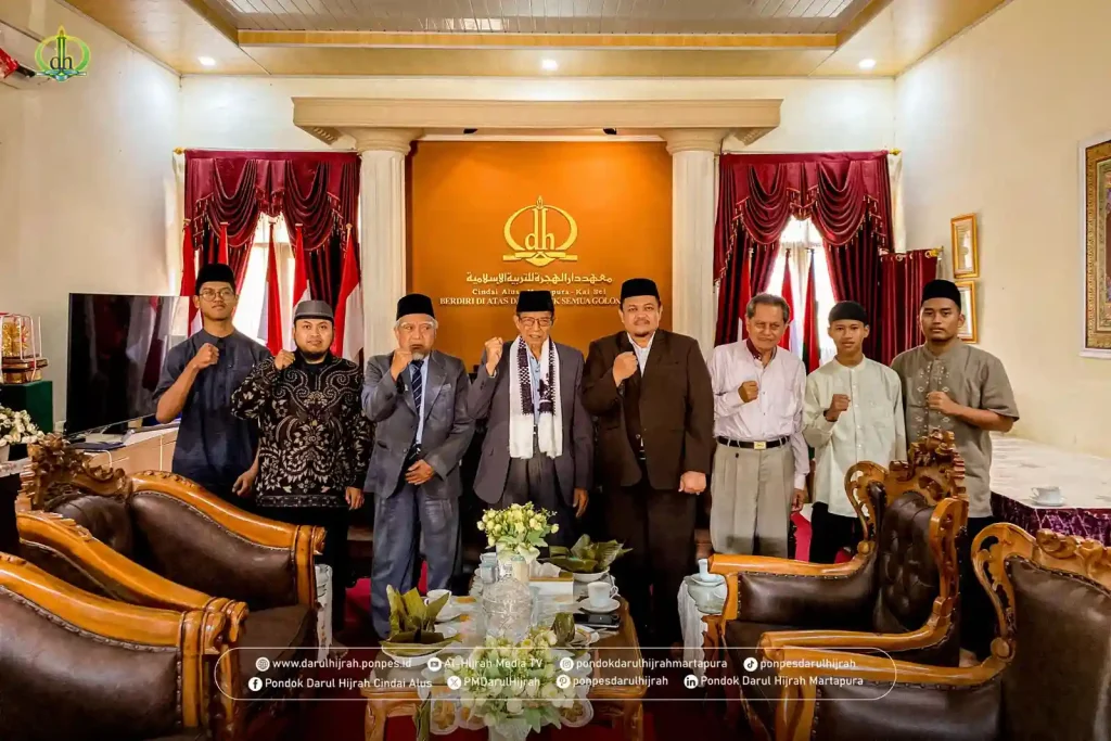 Foto Bersama saat pimpinan memberikan sambutan kunjungan silaturahmi pada rombongan Pesantren Taruna Al Qur'an