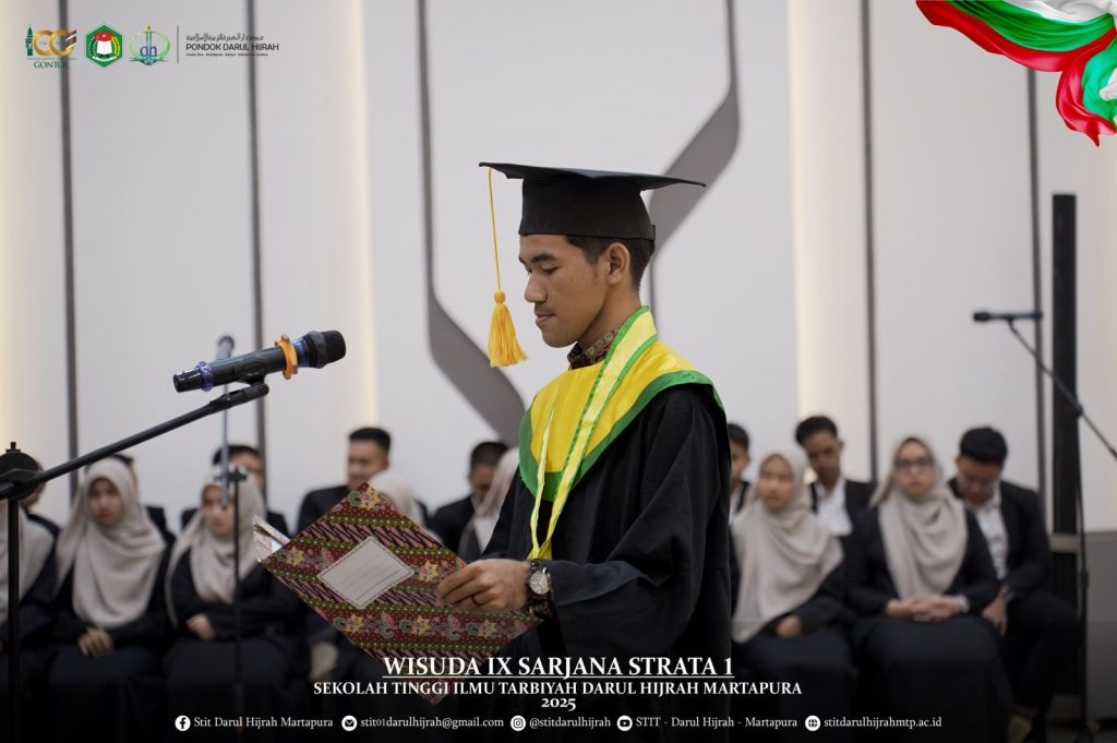 penyampaian janji sarjana pada wisuda sarjana ix stit darul hijrah