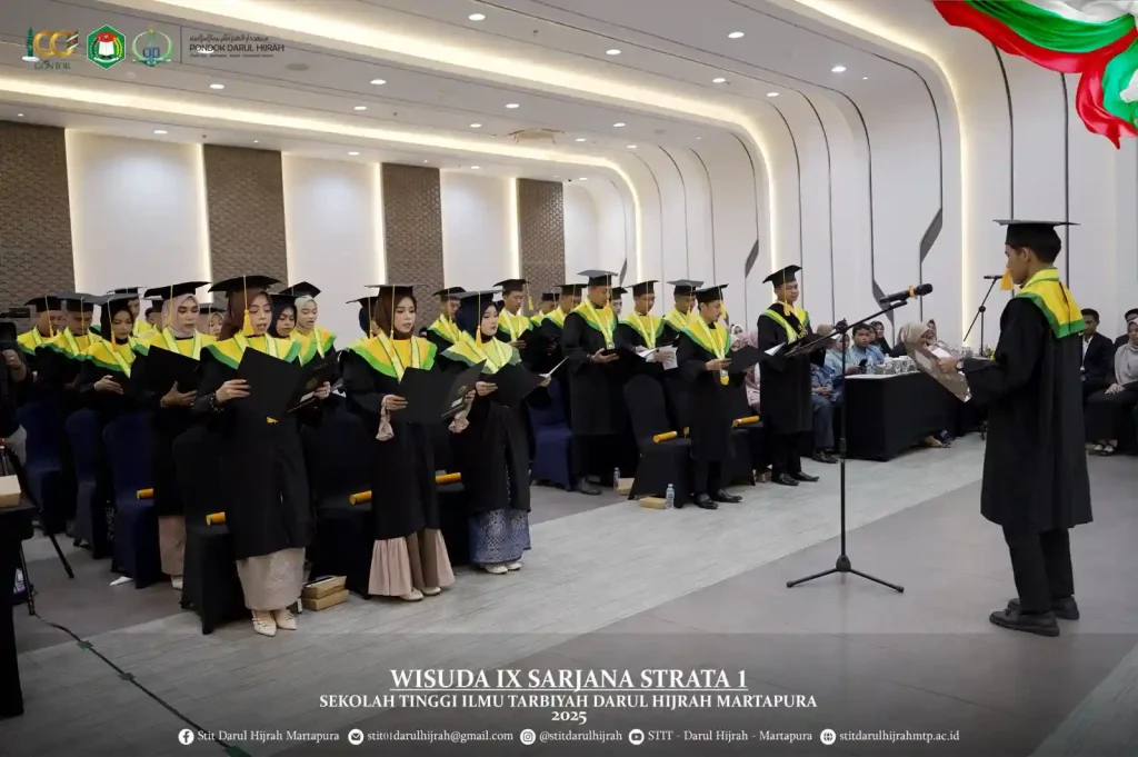 Said Taufiuqurrahman Bahsin, S.Pd. memimpin janji sarjana pada Wisuda Sarjana Strata Satu IX STIT Darul Hijrah Martapura Kalimantan Selatan