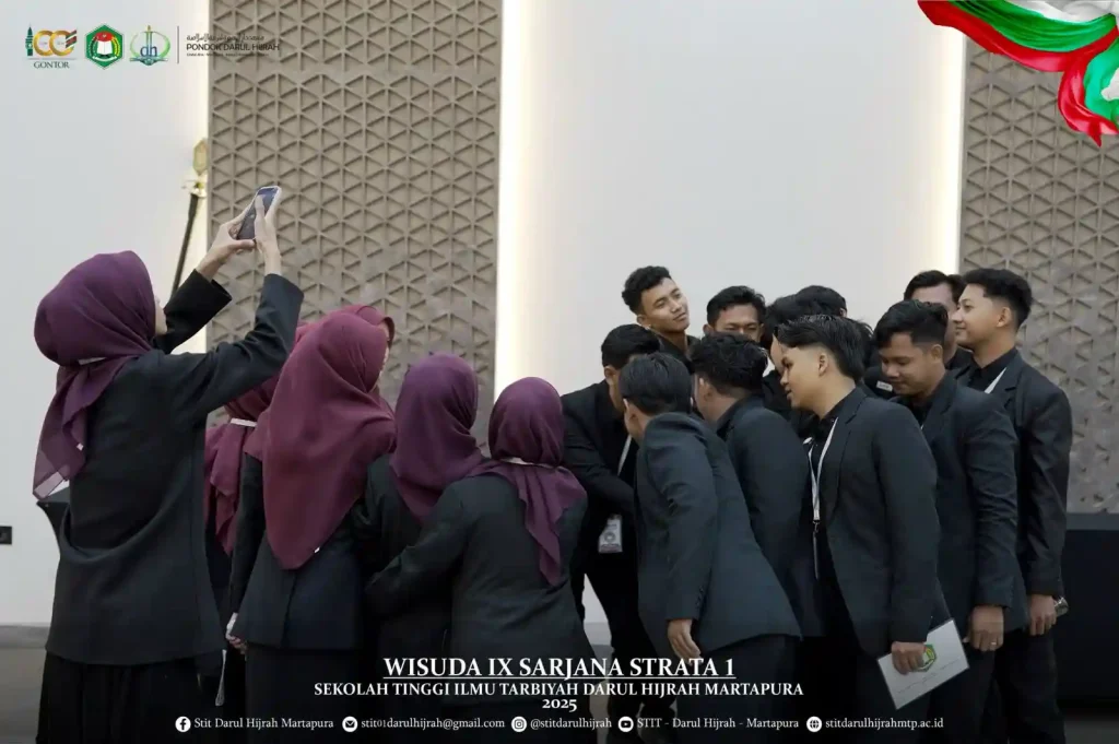 Panitia pada Wisuda Sarjana Strata Satu IX STIT Darul Hijrah Martapura Kalimantan Selatan