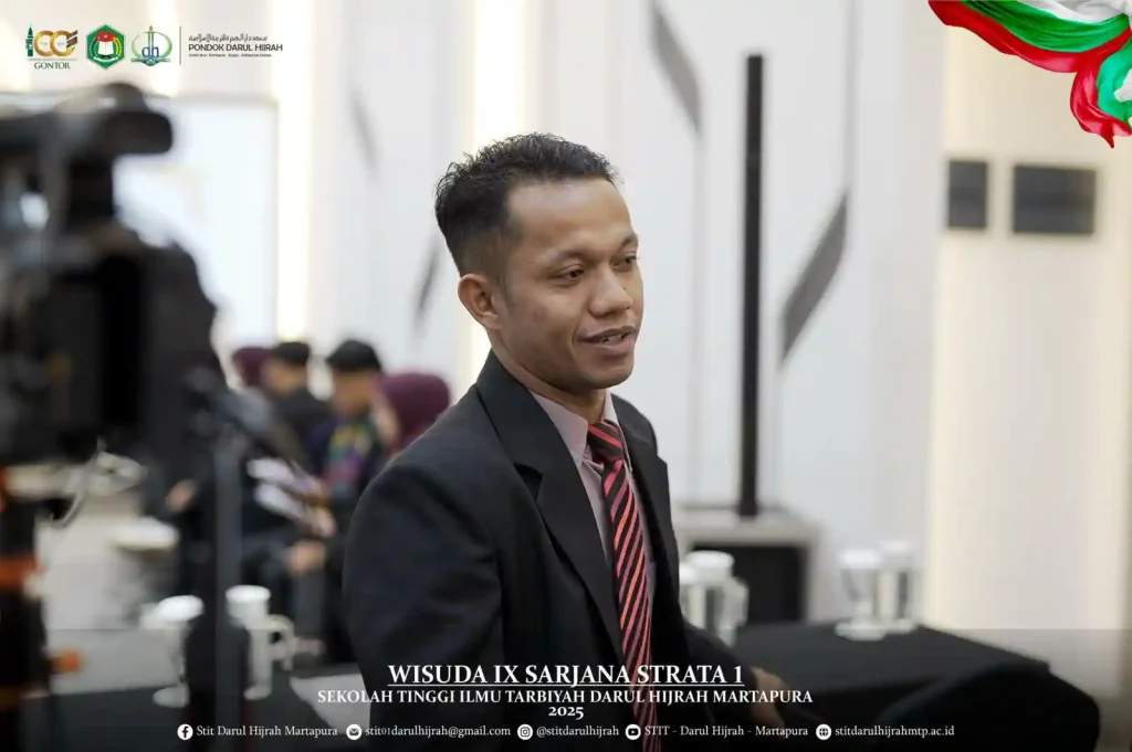 Ust. Akhmad Sodikin, M.Pd. selaku Ketua Panitia Wisuda pada Wisuda Sarjana Strata Satu IX STIT Darul Hijrah Martapura Kalimantan Selatan