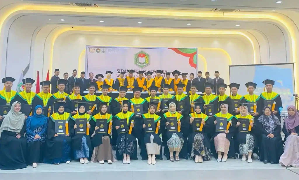 foto bersama pada wisuda sarjana ix STIT Darul Hijrah Martapura Kalimantan Selatan
