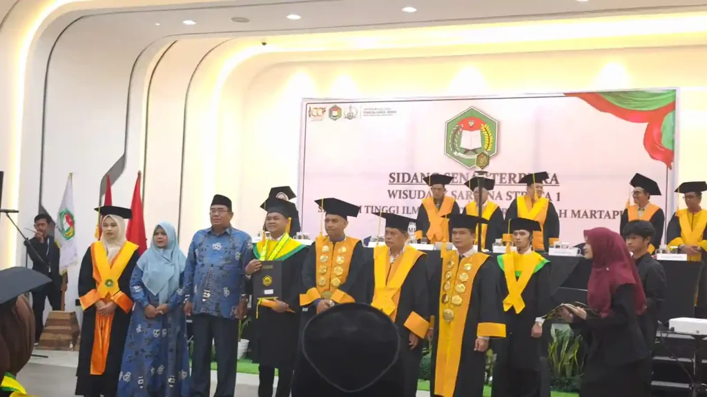Furqan An-Najmi sebagai wisudawan terbaik dengan predikat pujian pada wisuda sarjana ix