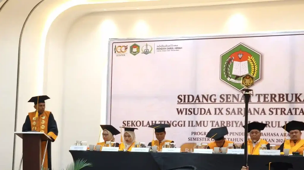 Ust. Awad M.A selaku ketua STIT Darul Hijrah menyampaikan sambutannya pada wisuda sarjana ix