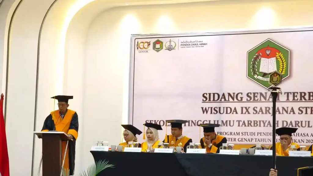 KH. Muhammad Nasrul Mahmudi menyampaikan sambutan pimpinan pondok pada wisuda sarjana ix STIT Darul Hijrah