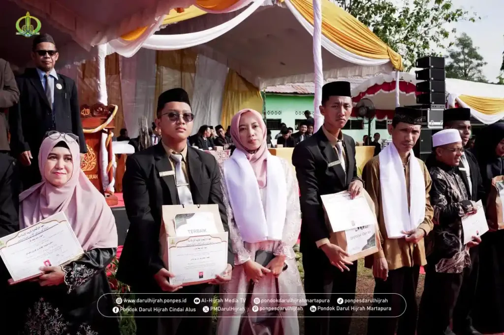 penerima hadian pada kegiatan wisudawan tahfidz Pondok Darul Hijrah