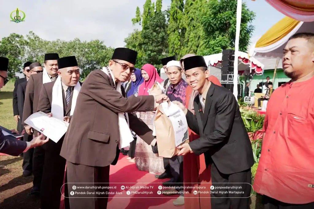 penyerahan penghargaan oleh pimpinan pondok kepada wisudawan tahfidz al Qur'an