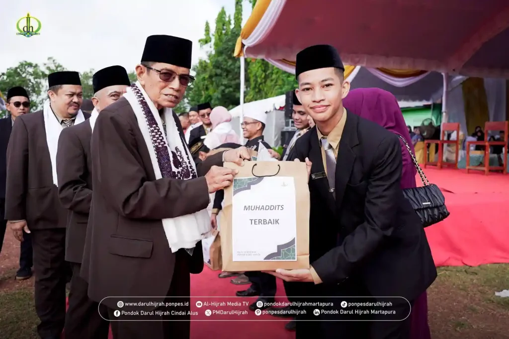 penyerahan penghargaan oleh pimpinan pondok kepada wisudawan tahfidz