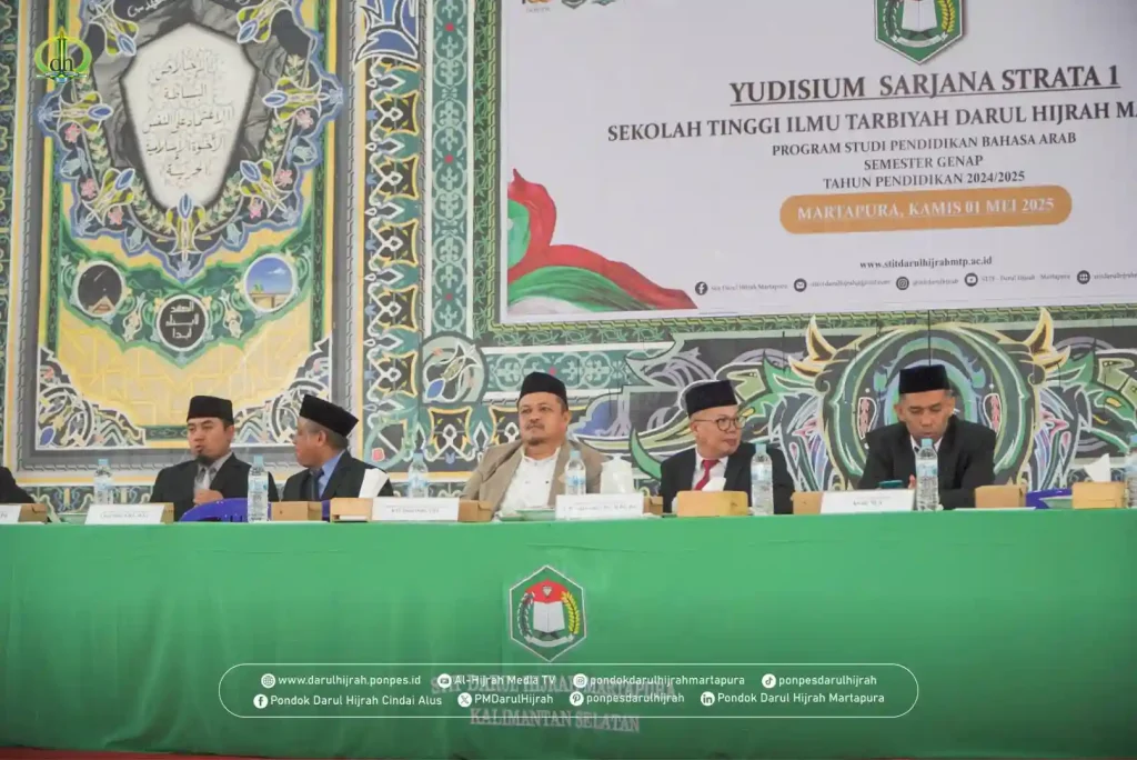pimpinan duduk dimuka bersama para civitas akademika stit darul hijrah pada kegiatan yudisium program sarjana