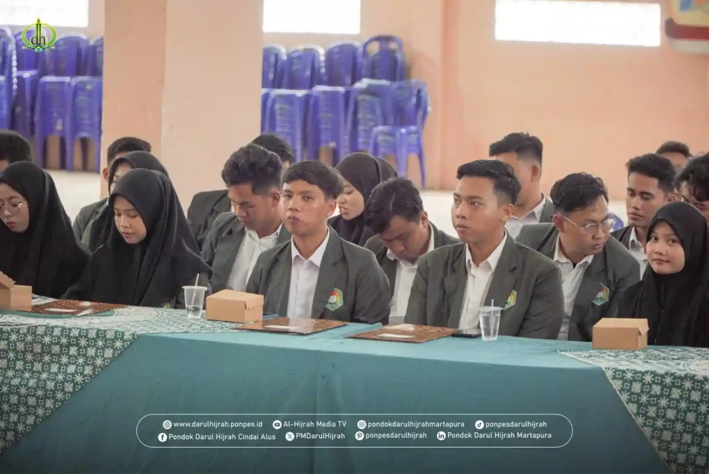para sarjana yang baru diyudisium menyimak pada kegiatan yudisium program sarjana stit darul hijrah martapura