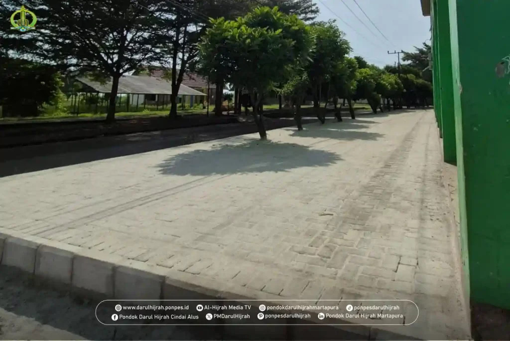 fasilitas baru berupa paving blok di belakang bangunan SMA dan MTs sudah terpasang dan sudah bisa dilewati para santri
