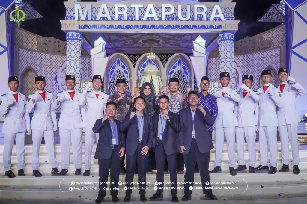 perfotoan bersama Paskibraka darul hijrah martapura mengibarkan bendera pada pembukaan MTQ XXXVI Kalsel di Kabupaten Banjar Tahun 2025