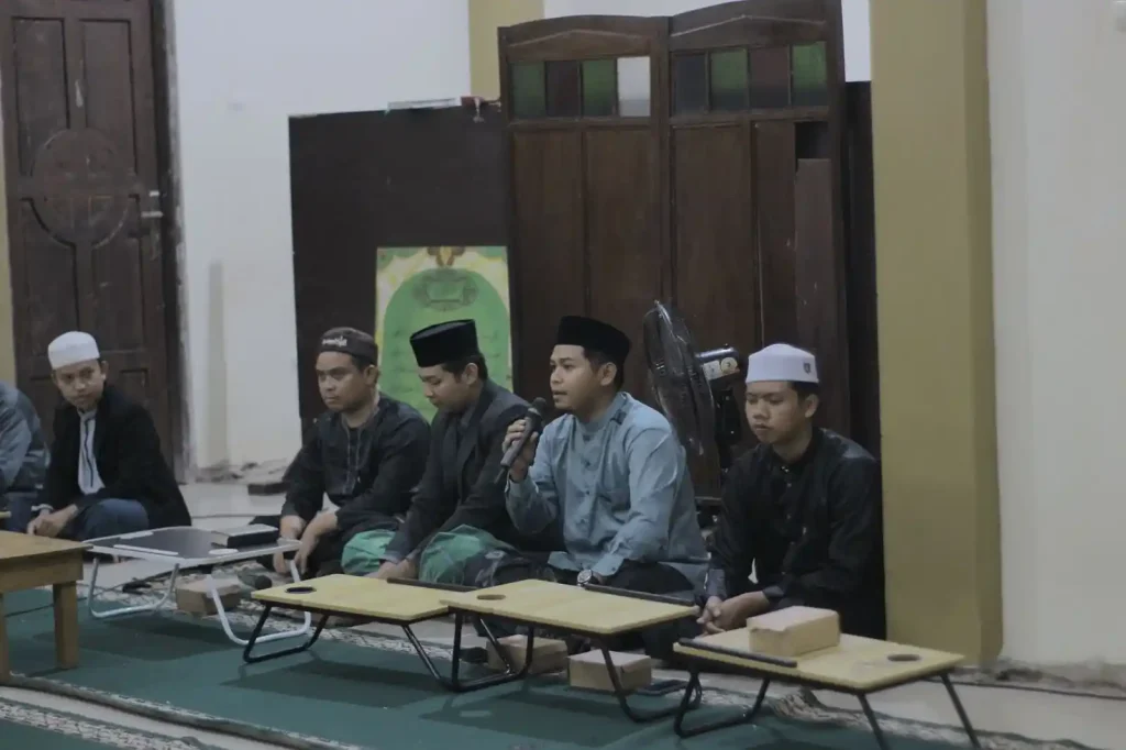 ust. Rustam nawawi sekretaris Pondok Tahfidz Al Qur'an Darul Hijrah 3 memberikan kepada Hafidz Quran an. Muhammad Fadhiil Firdaus menjadi Hafiz ke 5 di Pondok Tahfidz Al Qur'an Darul Hijrah 3