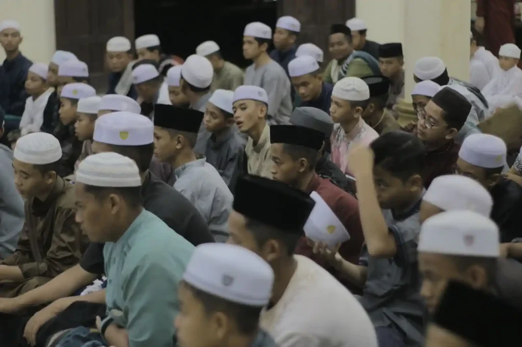 para santri menjadi saksi hafalan Hafidz Quran an. Muhammad Fadhiil Firdaus menjadi Hafiz ke 5 di Pondok Tahfidz Al Qur'an Darul Hijrah 3