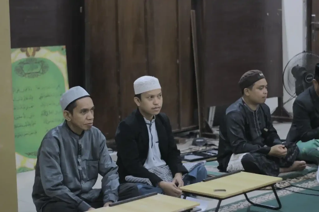 para guru menjadi saksi hafalan Hafidz Quran an. Muhammad Fadhiil Firdaus menjadi Hafiz ke 5 di Pondok Tahfidz Al Qur'an Darul Hijrah 3