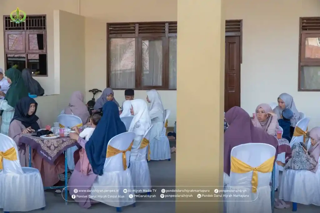Makan bersama usai Pelaksanaan Shalat Idul Adha 1446 H di Pondok Darul Hijrah