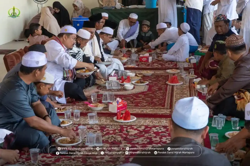 usai Pelaksanaan Shalat Idul Adha 1446 H di Pondok Darul Hijrah berjalan lancar, para guru dijamu makan bersama syukuran ruang pimpinan baru