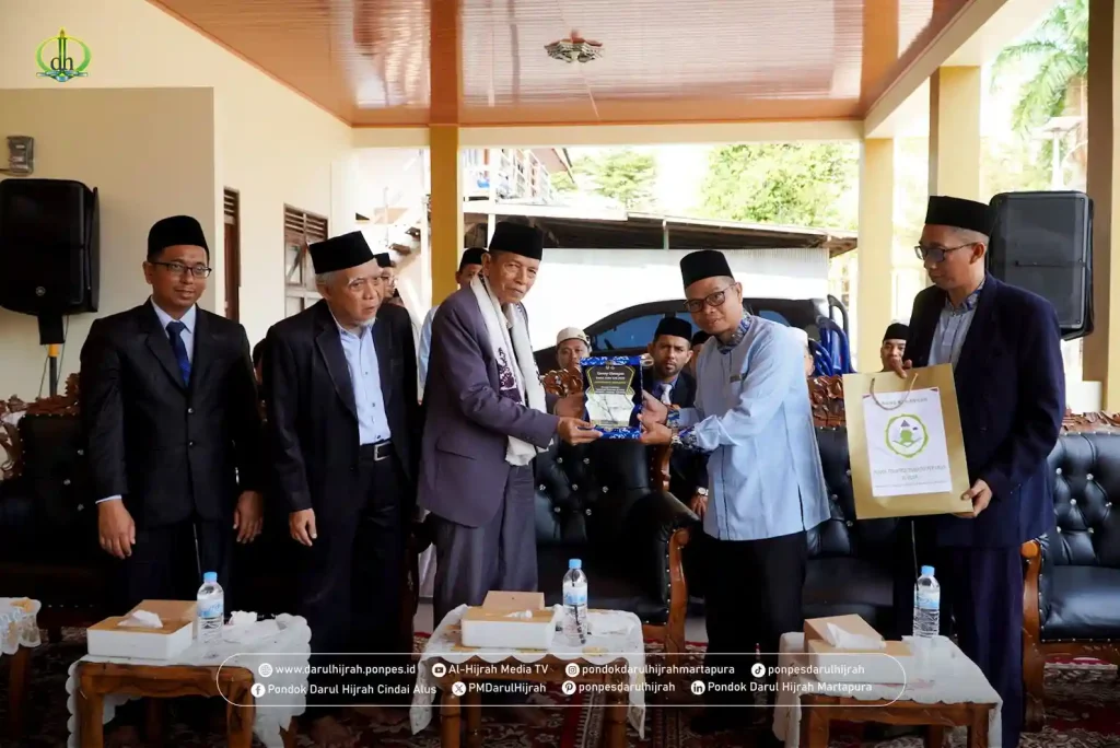 serah terima hadiah pada sambutan Rihlah Iqtishodiyah ponpes teknologi pertanian al islam kambitin di Pondok Darul Hijrah cindai Alus