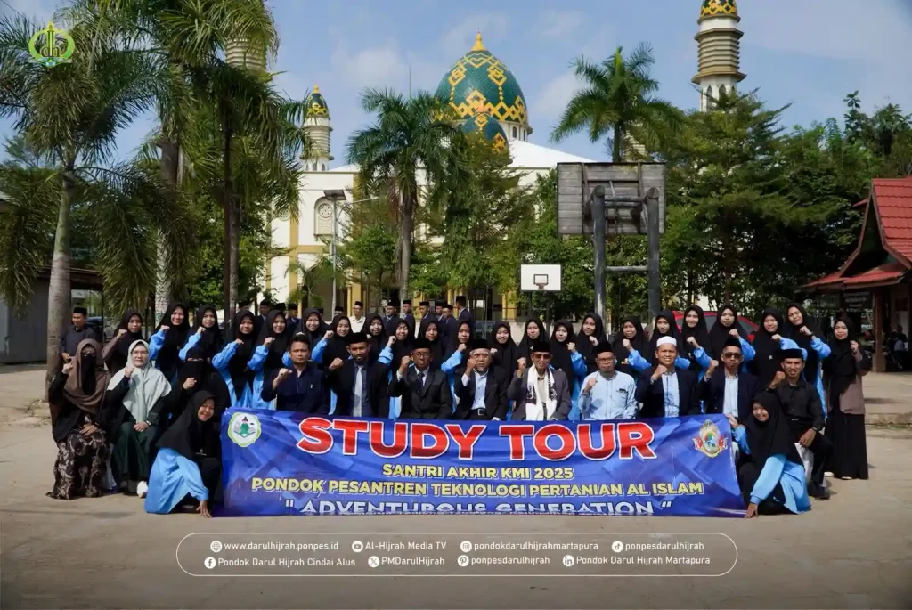 Perfotoan bersama pada kegiatan Rihlah Iqtishodiyah ponpes teknologi pertanian al islam kambitin di Pondok Darul Hijrah cindai Alus