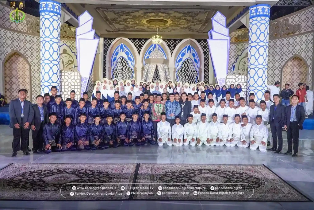 perfotoan bersama usai penampilan tari kolosal islami dari santri putra dan santri putri Pondok Darul Hijrah pada penutupan mtq XXXVI Kalimantan Selatan di Kabupaten Banjar Tahun 2025